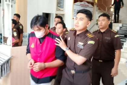 Direktur CV. RAR, HS tersangka kasus dugaan korupsi pembangunan Dermaga Islamic Center Kundur tahun 2024, digiring Jaksa menuju Rutan Karimun | Foto: Ami