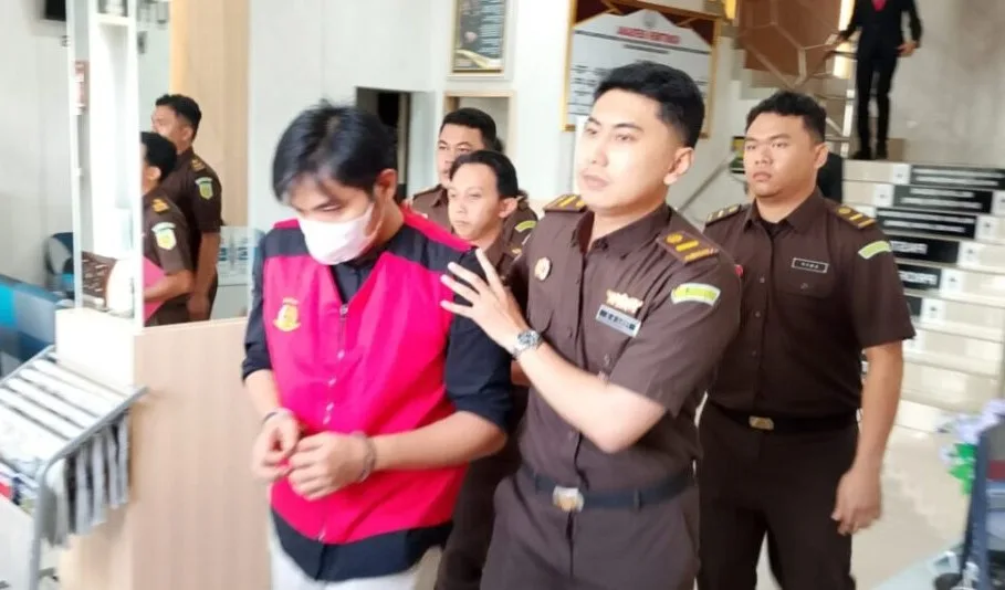 Direktur CV. RAR, HS tersangka kasus dugaan korupsi pembangunan Dermaga Islamic Center Kundur tahun 2024, digiring Jaksa menuju Rutan Karimun | Foto: Ami