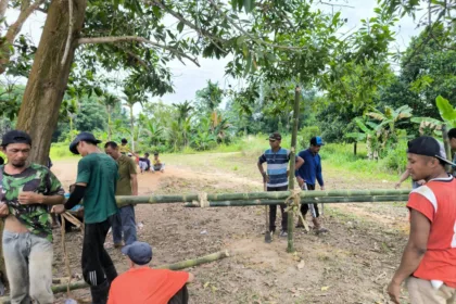 Warga RW 01 Jelutung, Kelurahan Darussalam, Kecamatan Meral Barat, Kabupaten Karimun mempersiapkan tempat pemotongan hewan kurban | Foto: Kutipan/Win