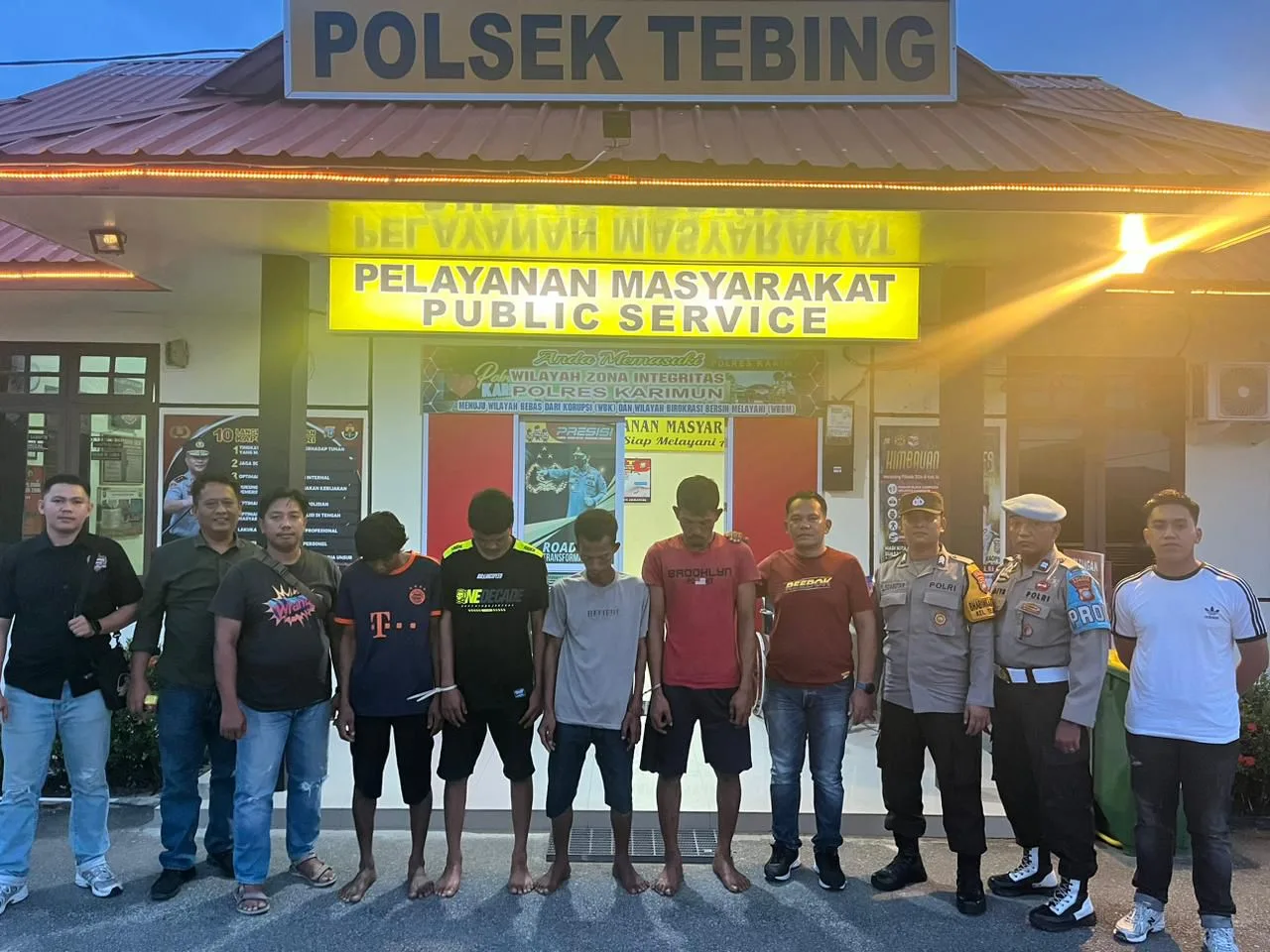 Empat pelaku pencurian kabel grounding milik Bandara Raja Haji Abdullah Karimun ditahan di Polsek Tebing | Foto: Ami