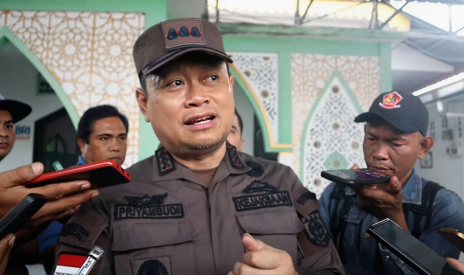 Kepala Kejaksaan Negeri Karimun, Priyambudi saat diwawancarai awak media usai pemusnahan barang bukti pada, Rabu (2/7/2025) kemarin | Foto: Ami