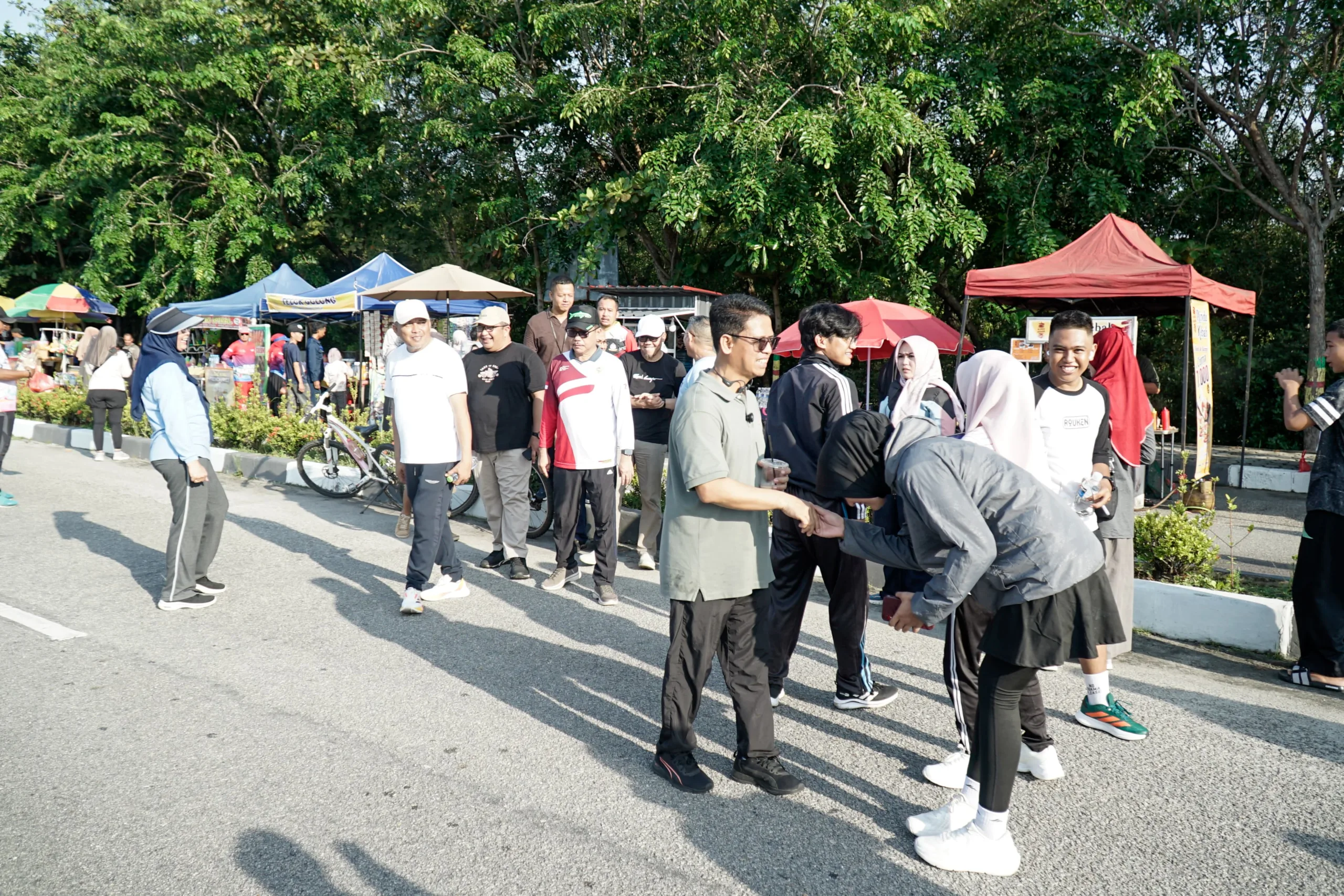 Bupati Karimun, Iskandarsyah berbaur dan menyapa masyarakat yang hadir dalam kegiatan Car Free Day | Foto: Ami
