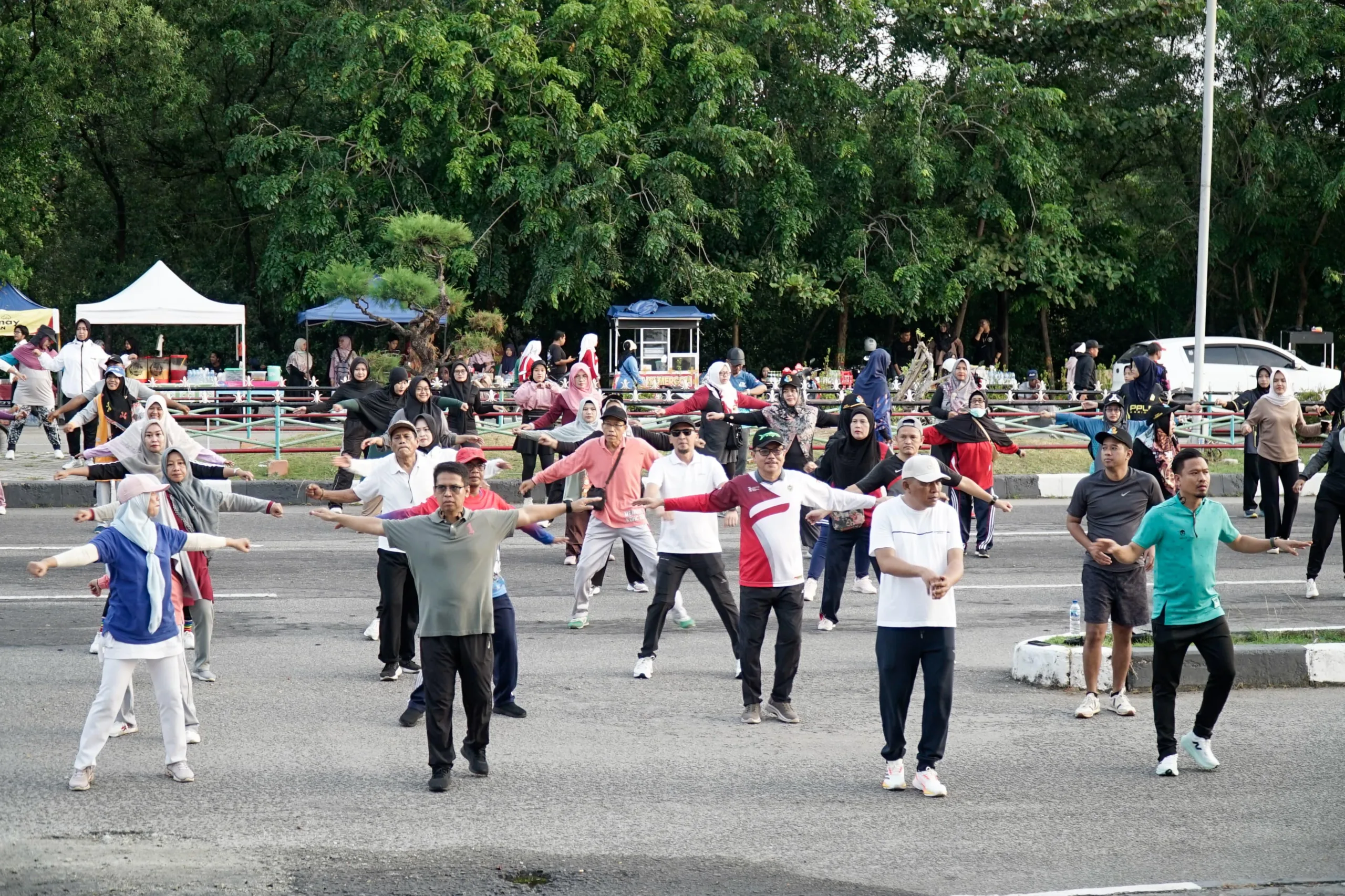 Bupati Karimun, Iskandarsyah dan Wakil Bupati Karimun, Rocky Marciano Bawole senam bersama masyarakat dalam kegiatan Car Free Day | Foto: Ami