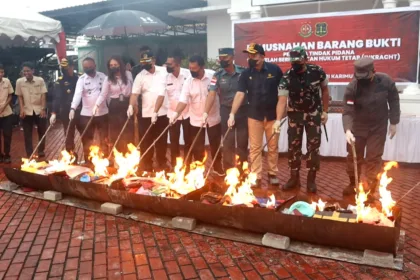Kepala Kejaksaan Negeri Karimun, Priyambudi memimpin pemusnahan rokok ilegal dengan cara dibakar hingga menjadi abu | Foto: Ami