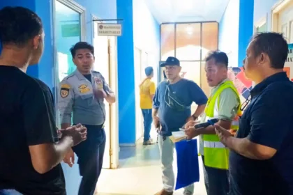 Juru Parkir Kedai Kopi Lawet, Drahmendra Situmorang mendatangi Kantor Dinas Perhubungan Karimun untuk meminta penjelasan mengenai pemecatan dirinya secara sepihak | Foto: Ami