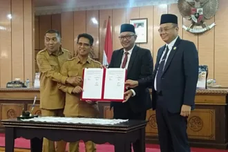 Pemerintah Daerah Kabupaten Karimun dan Dewan Perwakilan Rakyat Daerah Karimun foto bersama usai mengesahkan Rencana Pembangunan Jangka Menengah Daerah 2025-2029 | Foto: Kutipan/Humas DPRD