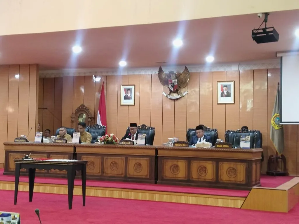 Rapat paripurna pembahasan Rencana Pembangunan Jangka Menengah Daerah 2025-2029 dipimpin Ketua DPRD Karimun, Raja Rafiza | Foto: Kutipan/Humas DPRD