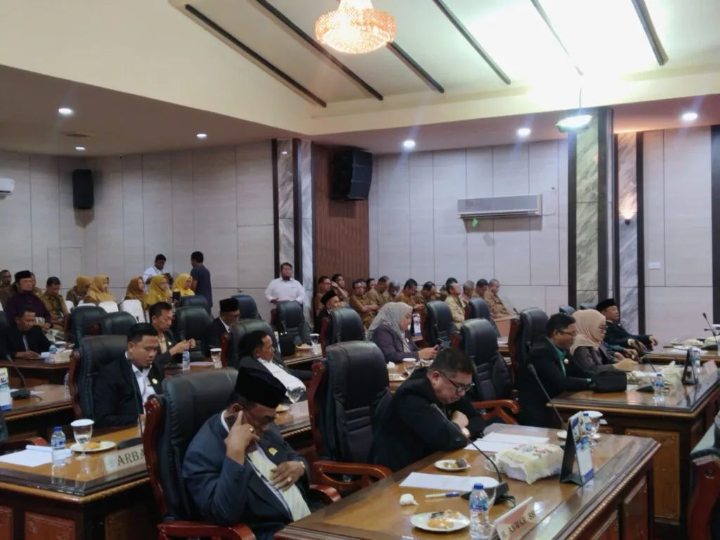 Rapat paripurna pembahasan Rencana Pembangunan Jangka Menengah Daerah 2025-2029 diikuti seluruh Anggota DPRD Karimun | Foto: Kutipan/Humas DPRD
