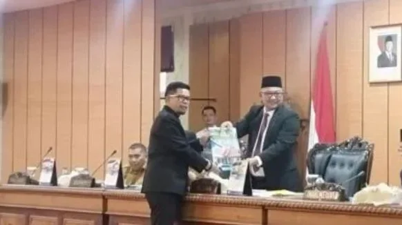 Anggota DPRD Karimun dari Fraksi Partai Kebangkitan Bangsa (PKB) menyerahkan surat dukungan Rencana Pembangunan Jangka Menengah Daerah 2025-2029 kepada Ketua DPRD Karimun | Foto: Kutipan/Humas DPRD