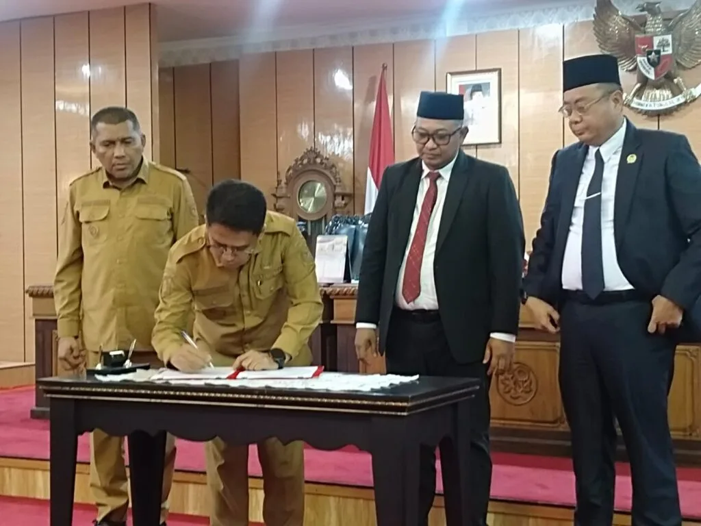 Bupati Karimun, Ing Iskandarsyah menandatangani nota Rencana Pembangunan Jangka Menengah Daerah 2025-2029 | Foto: Kutipan/Humas DPRD