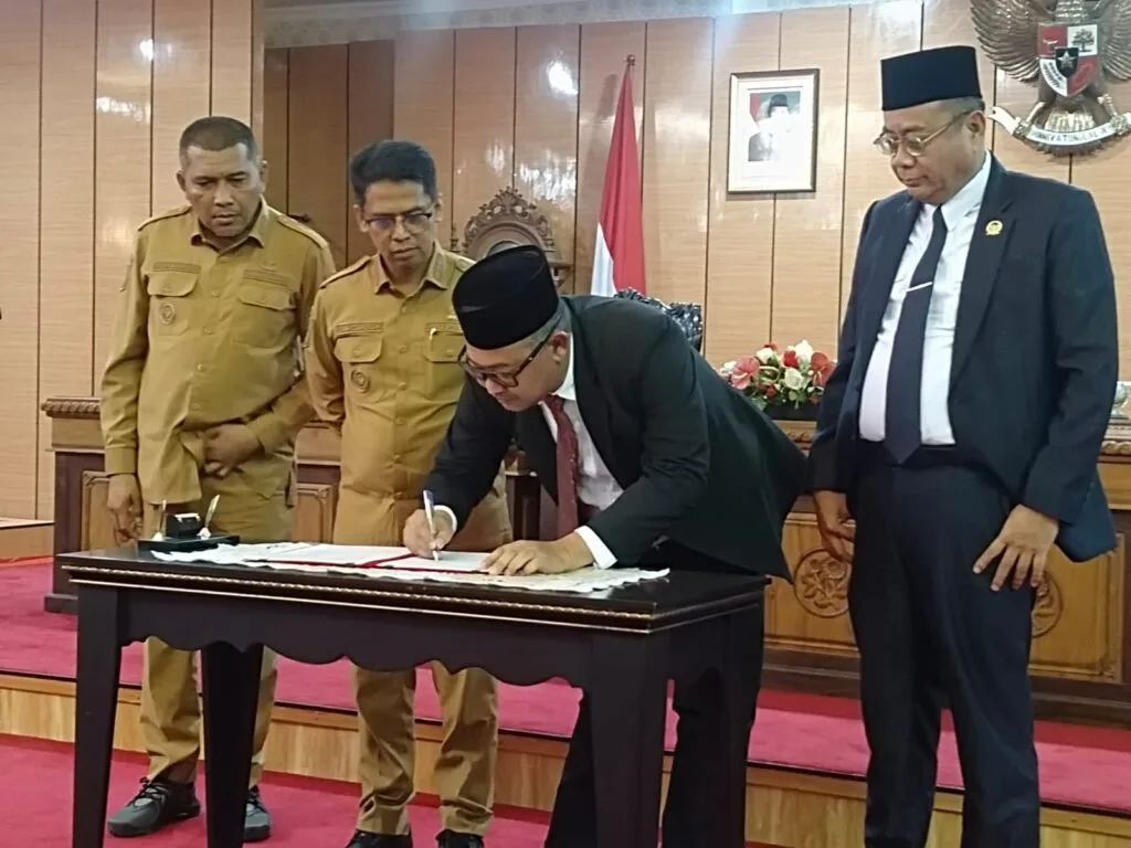Ketua DPRD Karimun, Raja Rafiza menandatangani nota Rencana Pembangunan Jangka Menengah Daerah 2025-2029 | Foto: Kutipan/Humas DPRD