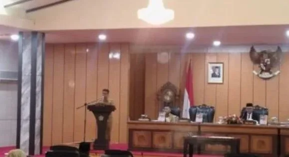 Bupati Karimun, Ing Iskandarsyah memberikan pendapatnya dalam sambutan di Rapat Rencana Pembangunan Jangka Menengah Daerah 2025-2029 | Foto: Kutipan/Humas DPRD