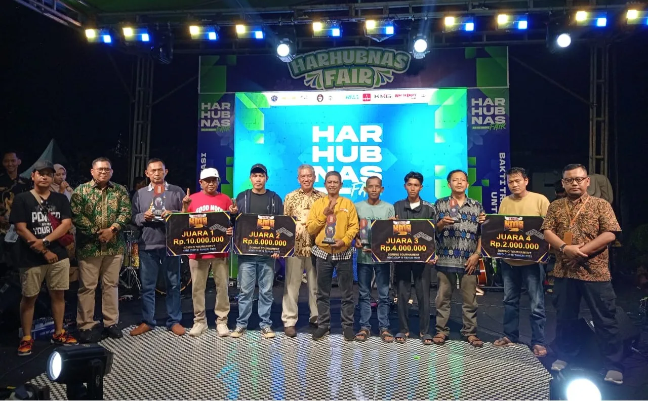 Para juara Turnamen Domino KMG CUP III Tahun 2025, foto bersama usai pembagian hadiah di Bandara Raja Haji Abdullah Karimun | Foto: Ami