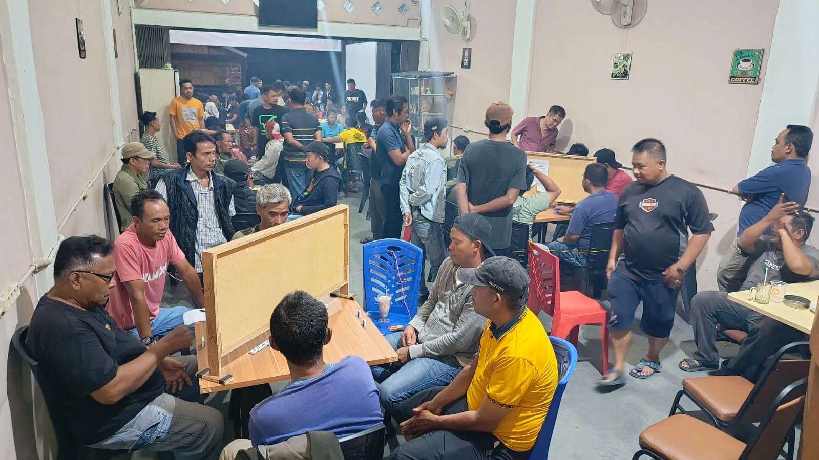 Babak 8 Besar Turnamen Domino KMG CUP III Tahun 2025 digelar di Kedai Kopi Abu Dafi #16 Sei Raya | Foto: Ami