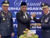 Wakil Bupati Karimun, Rocky Marciano Bawole memberikan potongan tumpeng pertama peringatan Hari Perhubungan Nasional 2025 kepada Kepala Bandara RHA Karimun, M. Subiat Wiranata Kusumah | Foto: Azis