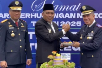 Wakil Bupati Karimun, Rocky Marciano Bawole memberikan potongan tumpeng pertama peringatan Hari Perhubungan Nasional 2025 kepada Kepala Bandara RHA Karimun, M. Subiat Wiranata Kusumah | Foto: Azis