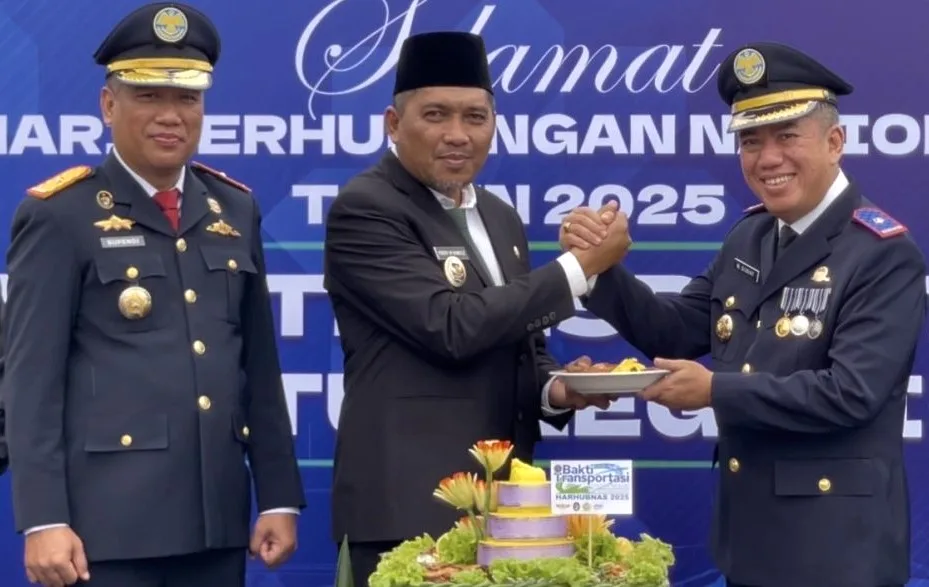 Wakil Bupati Karimun, Rocky Marciano Bawole memberikan potongan tumpeng pertama peringatan Hari Perhubungan Nasional 2025 kepada Kepala Bandara RHA Karimun, M. Subiat Wiranata Kusumah | Foto: Azis