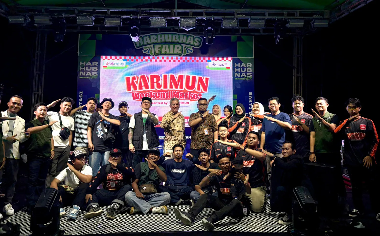 Kepala Bandara Raja Haji Abdullah Kabupaten Karimun, M. Subiat Wiranata Kusumah (tengah) foto bersama seluruh panitia Harhubnas Fair 2025, usai kegiatan penutupan | Foto: Ami