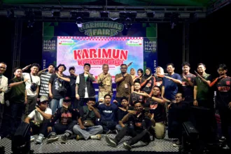 Kepala Bandara Raja Haji Abdullah Kabupaten Karimun, M. Subiat Wiranata Kusumah (tengah) foto bersama seluruh panitia Harhubnas Fair 2025, usai kegiatan penutupan | Foto: Ami