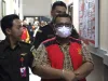 Kepala Desa Sugie berinisial M dan Koordinator Kelompok tanah inisial DJ ditetapkan sebagai tersangka dugaan korupsi penerbitan surat tanah oleh Kejaksaan Negeri Karimun | Foto: Ami