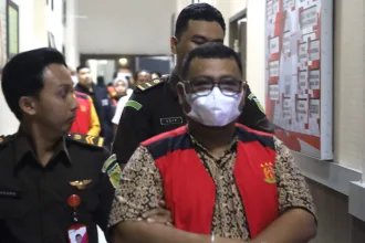 Kepala Desa Sugie berinisial M dan Koordinator Kelompok tanah inisial DJ ditetapkan sebagai tersangka dugaan korupsi penerbitan surat tanah oleh Kejaksaan Negeri Karimun | Foto: Ami