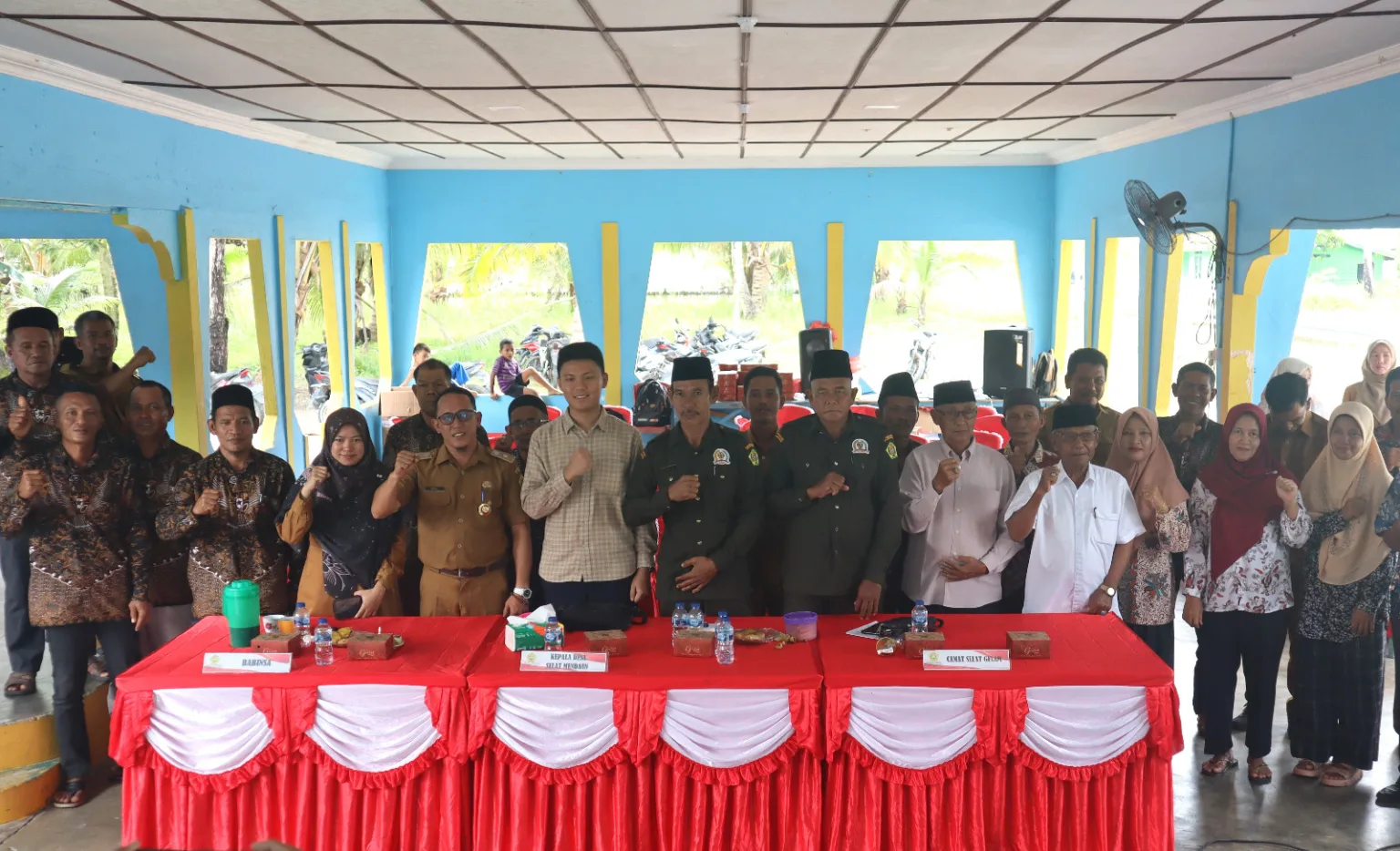 Penyuluhan hukum Desa Selat Mendaun menghadirkan narasumber dari Kejaksaan Negeri Karimun, Verdinan Pradana dan dihadiri RT RW serta masyarakat | Foto: Ami