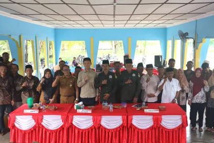 Penyuluhan hukum Desa Selat Mendaun menghadirkan narasumber dari Kejaksaan Negeri Karimun, Verdinan Pradana dan dihadiri RT RW serta masyarakat | Foto: Ami