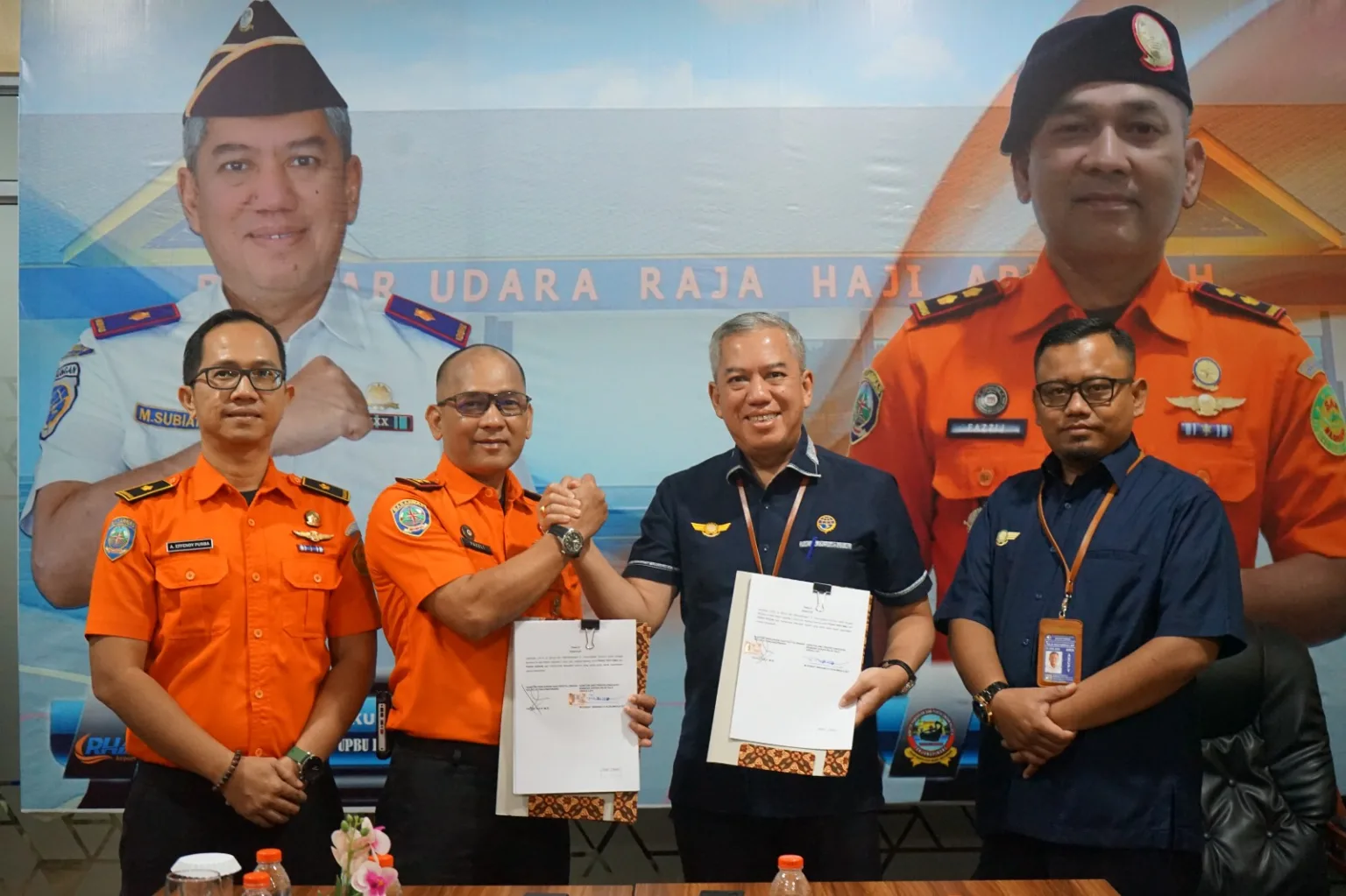 Kepala UPBU RHA, M. Subiat Wiranata Kusumah (tengah kanan), dan Kepala Basarnas Tanjungpinang, Fazzli (tengah kiri), menunjukkan dokumen Letter of Operational Coordination Agreement (LOCA) yang baru saja ditandatangani di Karimun, Selasa (23/12/2025) | Foto: Ami