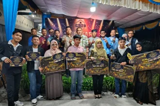 Wakil Bupati Karimun, Rocky Marciano Bawole didampingi Anggota DPRD Karimun, Muhammad Firdaus, foto bersama panitia dan para pemenang Lomba Karaoke Kedai Kopi Abu Dafi #16 | Foto: Ami