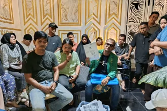 Ahmad Iskandar Tanjung bersama keluarga serta kuasa hukumnya, Jupri saat menggelar Konferensi Pers pada, Sabtu (20/12/2025) malam. | Foto: Ami