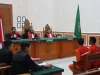 Kelima terdakwa WNA asal Myanmar mendengarkan pembacaan tuntutan dalam persidangan di Pengadilan Negeri Tanjungbalai Karimun, Senin (22/12/2025) | Foto: Ami