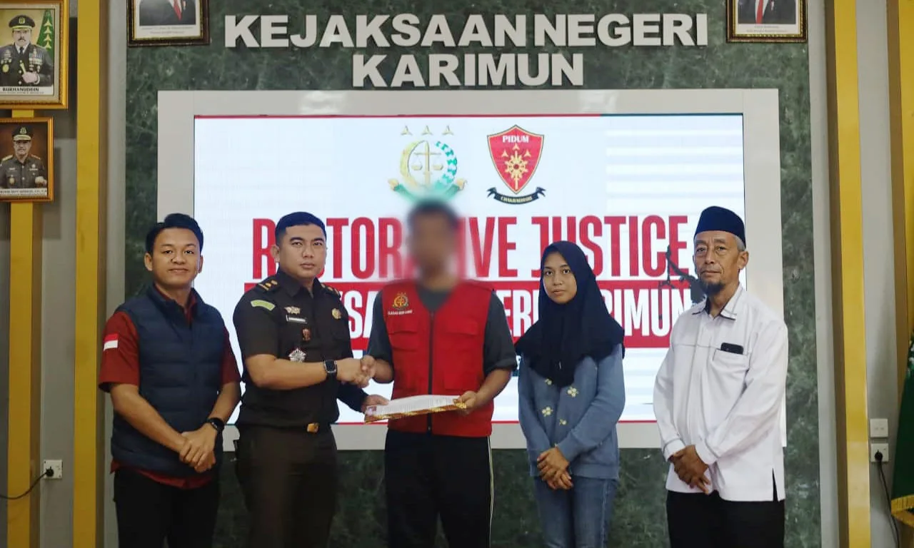 Kasi Pidum Kejari Karimun, Jumieko Andra, didampingi Jaksa Fasilitator menyerahkan Surat Ketetapan Penghentian Penuntutan (SKP2) kepada tersangka RS di Aula Kantor Kejari Karimun, Rabu (24/12/2025) | Foto: Ami/Humas Kejari Karimun