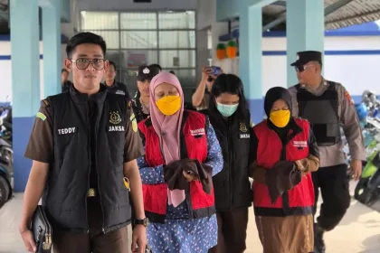 Kedua tersangka S Bendahara Dana BOS dan M Bendahara SPP digiring menuju Rutan Kelas IIB Tanjungbalai Karimun untuk dilakukan penahanan selama 20 hari ke depan, guna pemeriksaan lebih lanjut | Foto: KUTIPAN/Humas Kejari Karimun