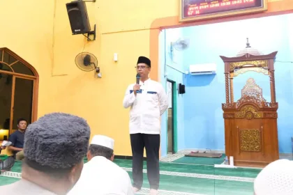 Bupati Karimun, Ing Iskandarsyah memberikan sambutan saat Safari Ramadhan di Masjid Amiril Mukminin Kecamatan Belat pada, Kamis (26/02/2026) kemarin | Foto: KUTIPAN/Prokopim Karimun