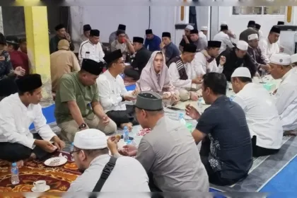 Suasana hangat buka puasa bersama jajaran Forkopimda Kabupaten Karimun dengan warga Kelurahan Teluk Air di Masjid Nurul Jannah, Rabu (4/3/2026) | Foto: Ami