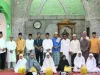 Bupati Karimun, Iskandarsyah foto bersama pengurus dan jamaah masjid, saat safari ramadhan di Masjid Al Umara, Kecamatan Meral Barat | Foto: Ami