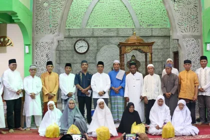 Bupati Karimun, Iskandarsyah foto bersama pengurus dan jamaah masjid, saat safari ramadhan di Masjid Al Umara, Kecamatan Meral Barat | Foto: Ami