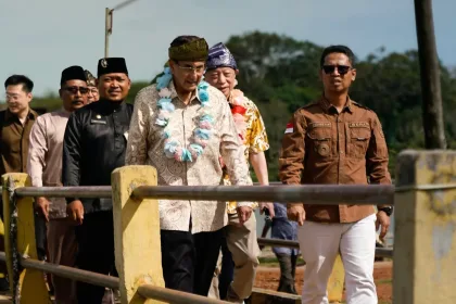Bupati Karimun, Iskandarsyah bersama delegasi investor Orien Energy asal Tiongkok saat meninjau lokasi rencana pembangunan Pembangkit Listrik Tenaga Surya (PLTS) di Kecamatan Belat | Foto: KUTIPAN/Kominfo Karimun