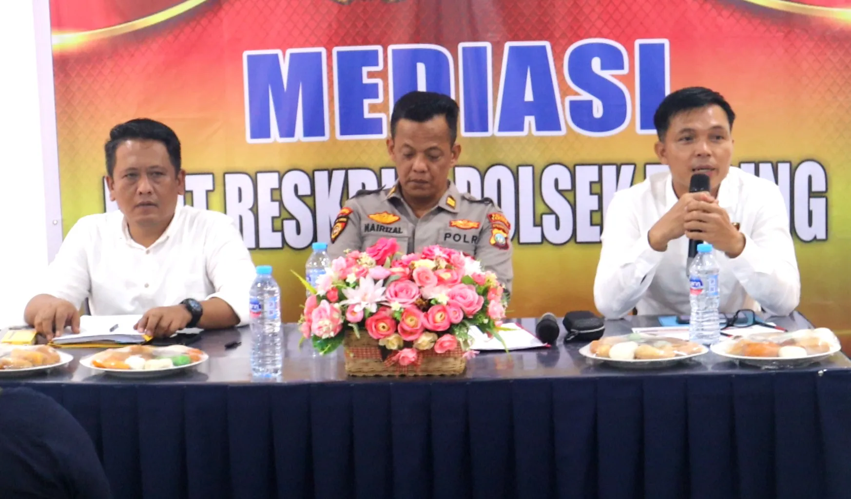 Wakapolsek Tebing Iptu Marizal (tengah), bersama Kanit Reskrim Polsek Tebing Ipda Om Kenedi (kanan) dan Penyidik Unit Reskrim Polsek Tebing Aiptu Andi Susilo (kiri) saat memimpin proses mediasi | Foto: Ami