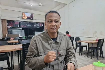 Feri Setiawan, Ayah pelapor Y, saat diwawancarai media ini terkait kasus tersebut di Kedai Kopi Abu Dafi #11 pada, Jumat (10/4/2026) malam | Foto: Ami