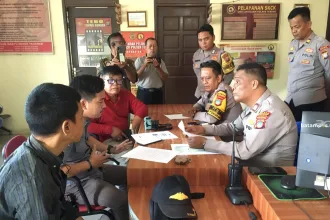 Jurnalis Ami Bagan didampingi kedua saksi R. Hary dan Muhamad Sarih saat melaporkan TW ke Polsek Tebing pada, Senin (13/4/2026) | Foto: Ami