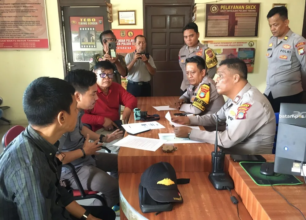 Jurnalis Ami Bagan didampingi kedua saksi R. Hary dan Muhamad Sarih saat melaporkan TW ke Polsek Tebing pada, Senin (13/4/2026) | Foto: Ami