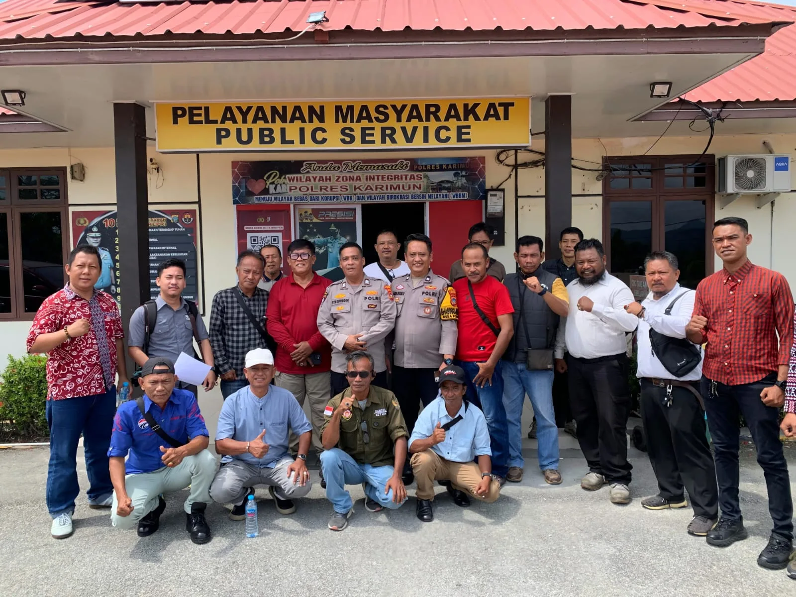 Puluhan Jurnalis yang hadir di Polsek Tebing meminta pihak Kepolisian segera mengusut tuntas kasus dugaan pengancaman dan pelanggaran UU Pers yang dilakukan TW | Foto: Ami