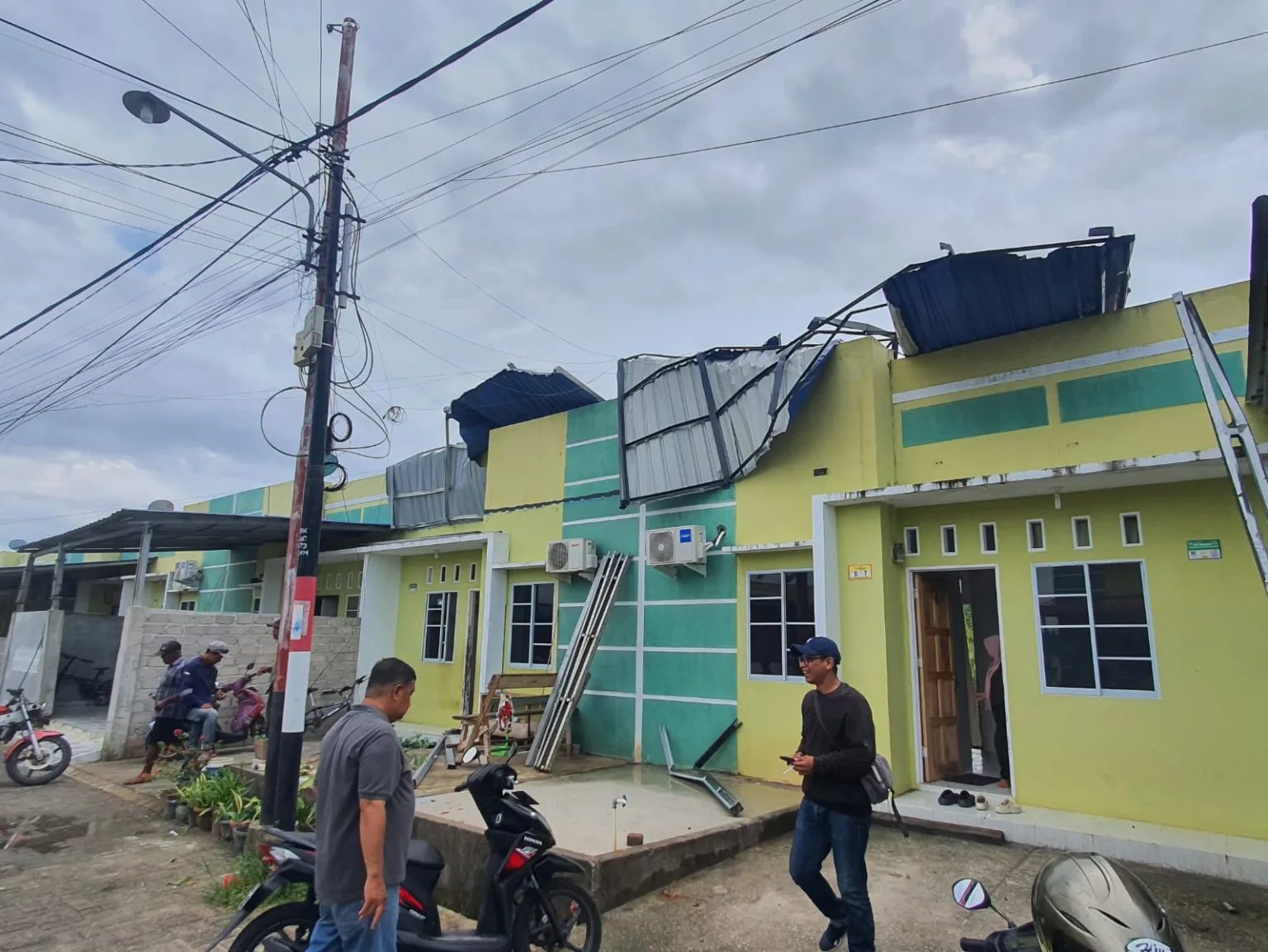 Kondisi salah satu rumah di Komplek Perumahan Gladiola, Kelurahan Tebing, yang mengalami kerusakan berat pada bagian atap setelah diterjang angin puting beliung, Selasa (14/4/2026) | Foto: Ami
