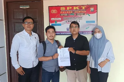 Pelapor Ami Bagan (tengah kiri) dan Terlapor Tengku Wahyu (tengah kanan), didampingi Kanit Reskrim Polsek Tebing Ipda Om Kenedi (ujung kiri) dan keluarga Wahyu (ujung kanan) usai mediasi | Foto: Ami