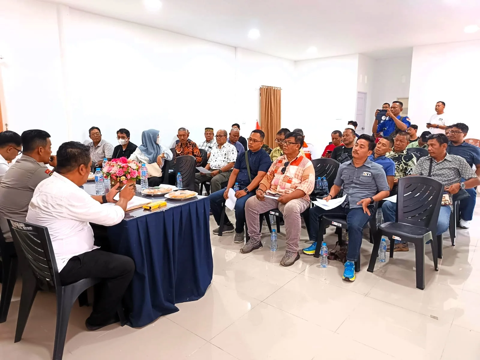 Pelapor (puluhan Jurnalis di Karimun) dan Terlapor Tengku Wahyu didampingi keluarganya melakukan mediasi di Mapolsek Tebing, Senin (20/4/2026) | Foto: Ami